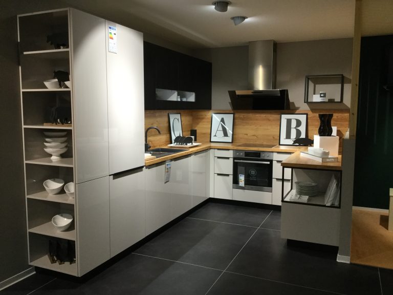 ausstellungskueche fino linea weiss holz u kueche 768x576 1